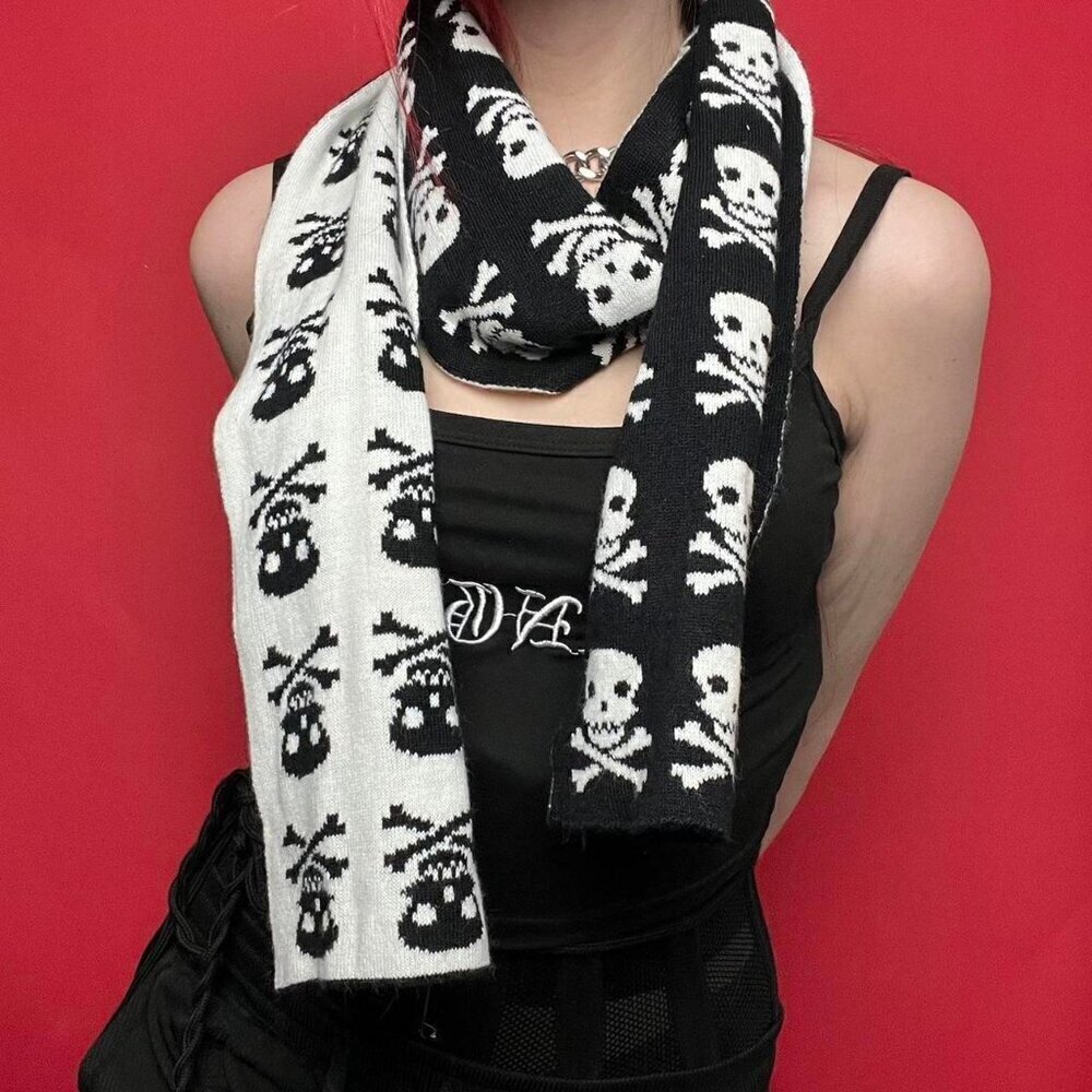 Reversible skull and crossbones scarf 🖤🤍